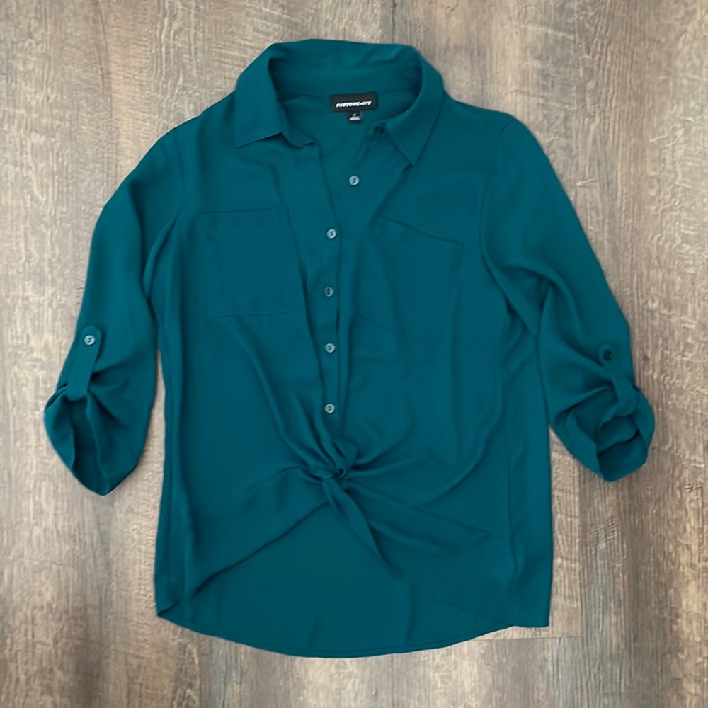 Fortune & Ivy Twisted-Bottom Button-up Blouse - Women’s S